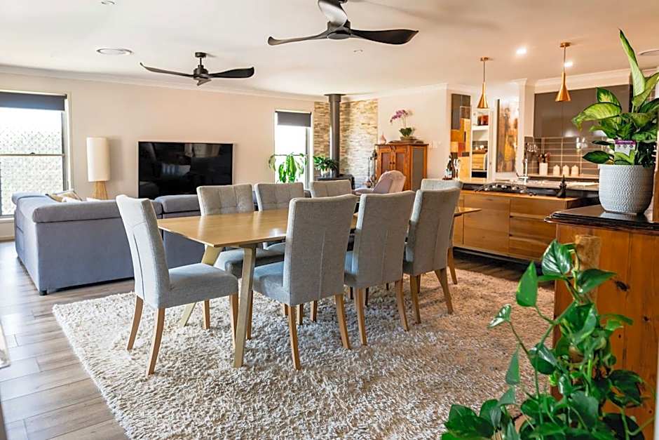 Entertainer's Paradise! Child & pet friendly Pool spa, movie room - close to Australia Zoo