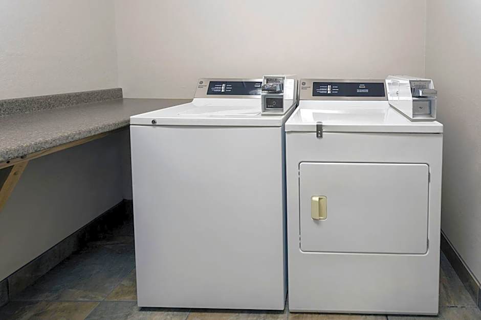 Super 8 by Wyndham Madison South