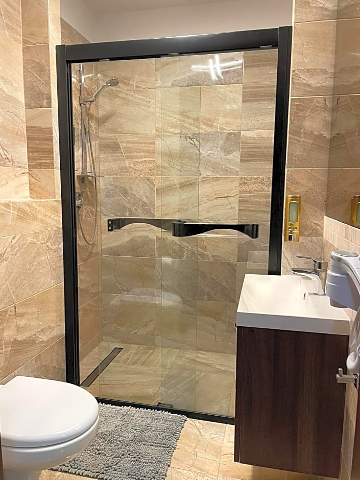 Rynek 14 - Pokoje hotelowe - Cafe&Restaurant - Parking - OrangeTV