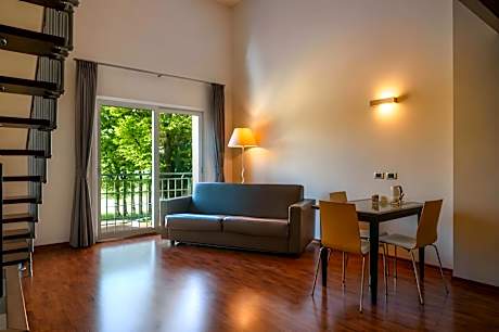 Two-Level Superior Queen Suite with Spa Bath - Non-Smoking