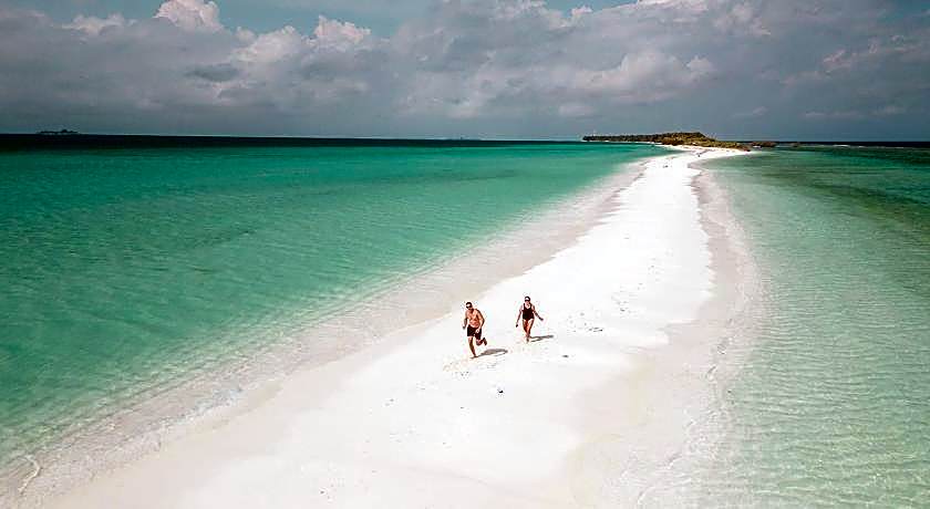 Sunrise by White sand dhigurah 