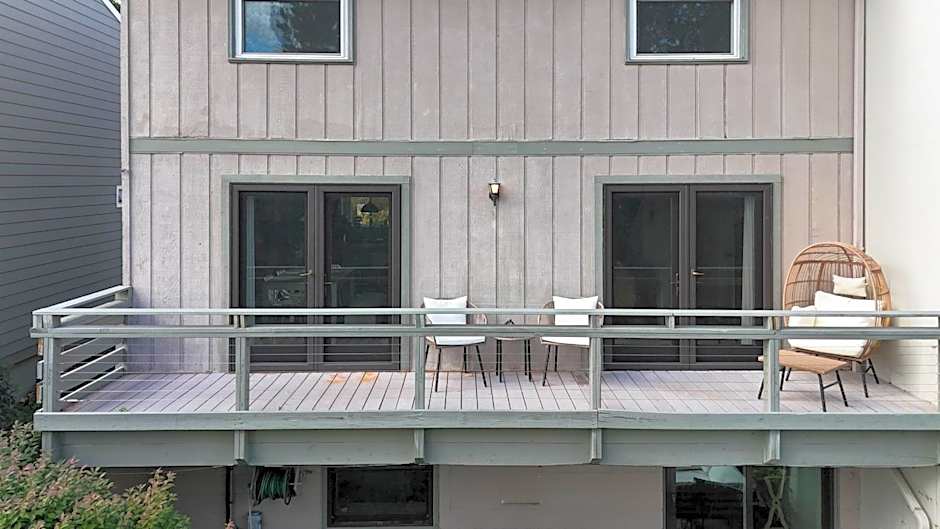 Canandaigua Lake Retreat with view and private beach access, foliage, hike, and Ski