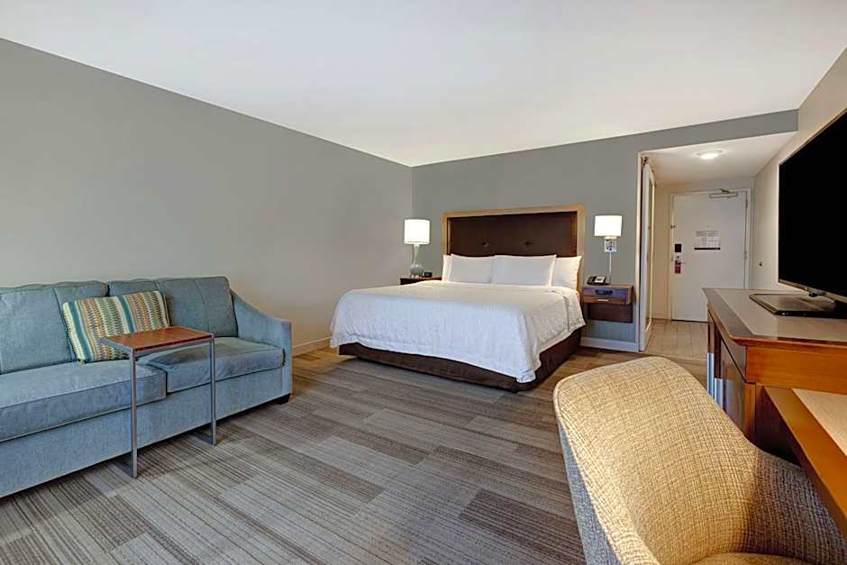 Hampton Inn By Hilton & Suites Milwaukee West