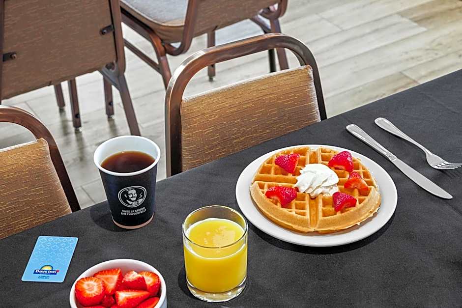 Days Inn & Suites by Wyndham Winkler