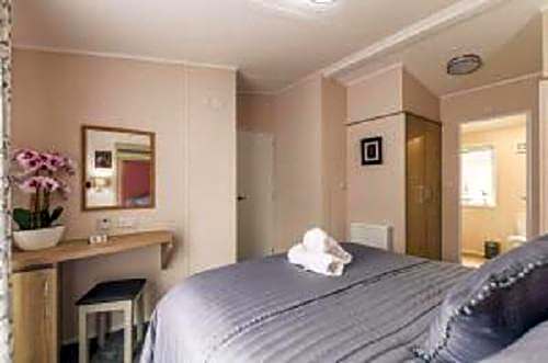 Primrose Lodge with Hot Tub