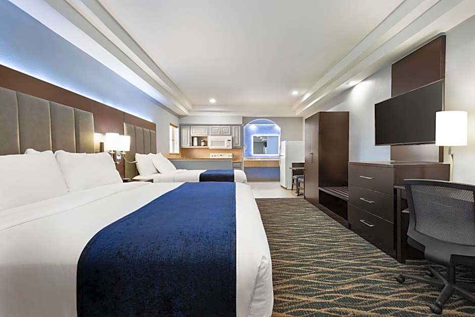 Days Inn & Suites by Wyndham Houston Hobby Airport