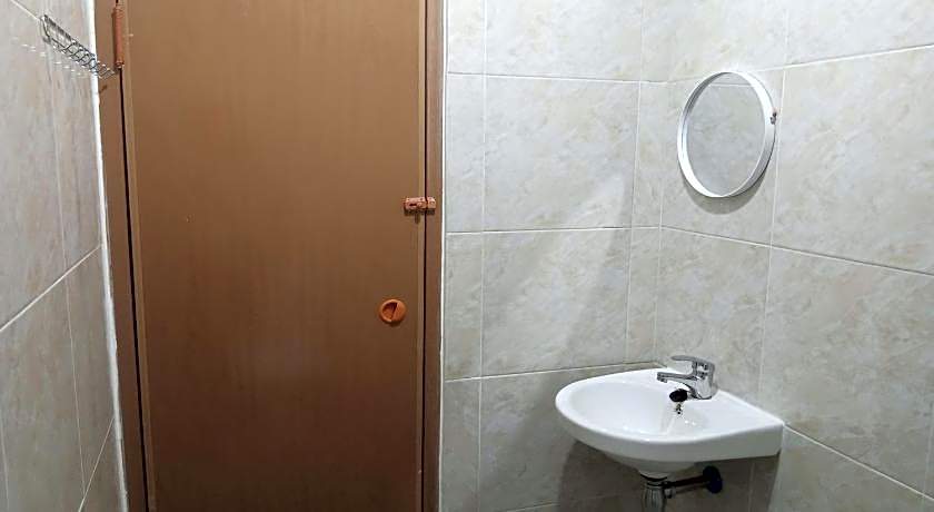 Capital O 93728 Guest House Cemara