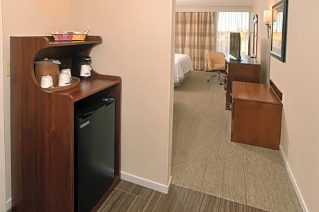 Double Room with Tub - Mobility and Hearing Accessible/Non-Smoking