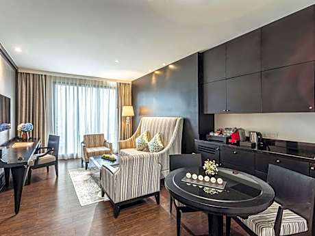 Executive Suite with Lounge Access