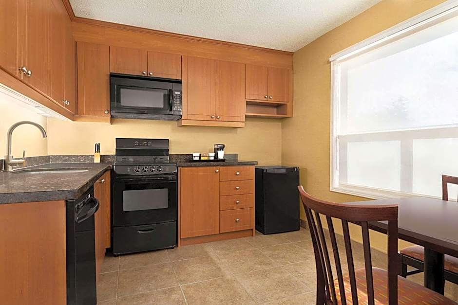 Travelodge by Wyndham Oshawa Whitby