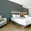 Comfort Inn & Suites Newark Liberty International Airport
