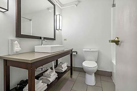 King Suite with Roll-In Shower - Disability Access/Non-Smoking