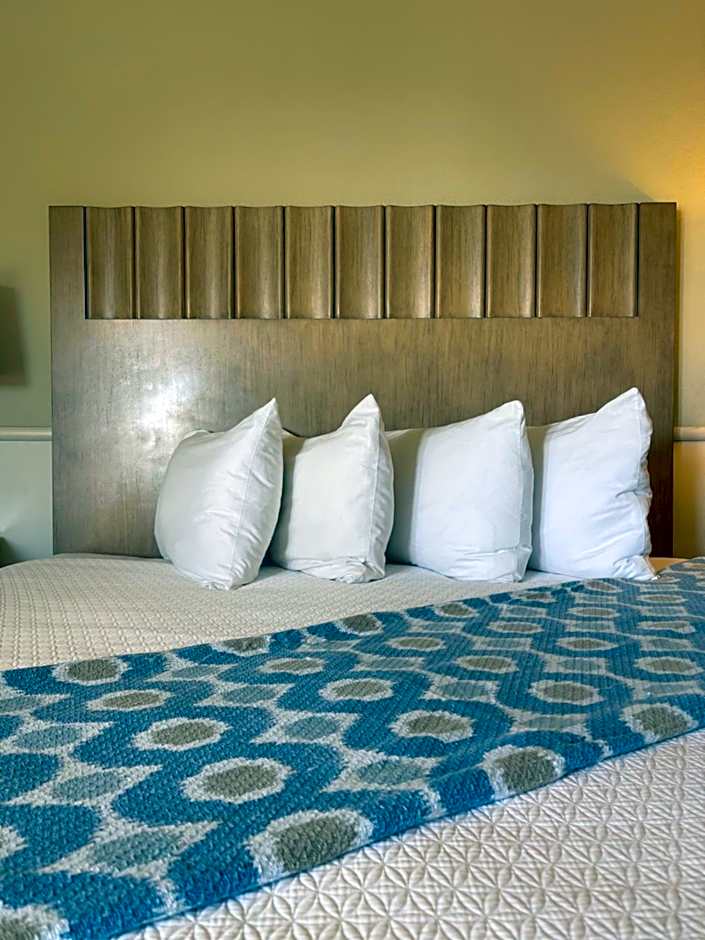 Cambria Landing Inn and Suites