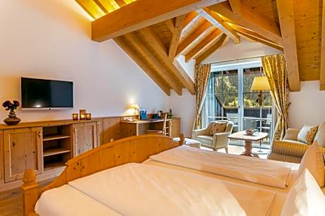 Deluxe Double Room with Balcony and Lake View