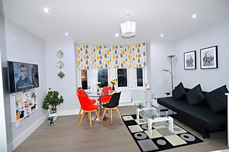 Classy, Central, Self Contained Flat by CozyNest