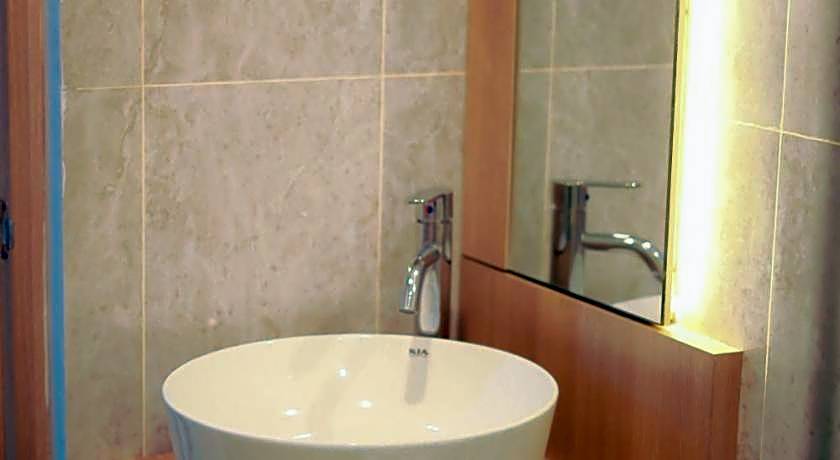 Front One Hotel Purwodadi