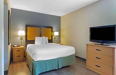 Deluxe Studio with 1 Queen Bed - Non-Smoking