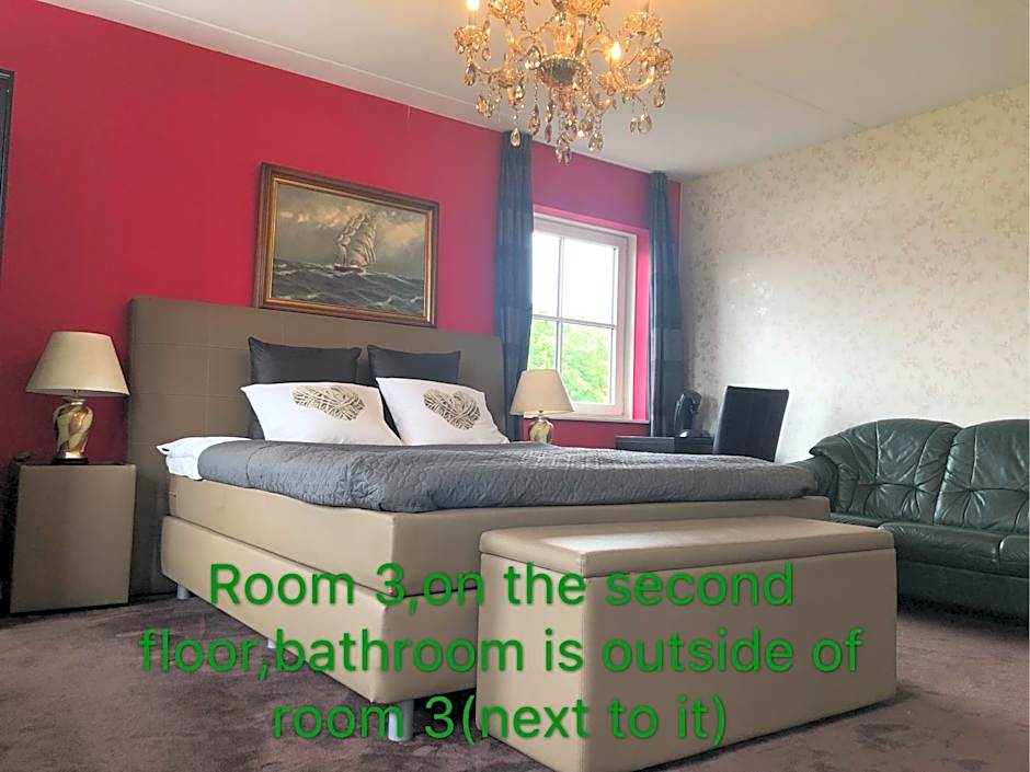 B&B nancy in holland met eigen badkamer , Jacuzzi niet inclusief , independent bathroom jacuzzi not included