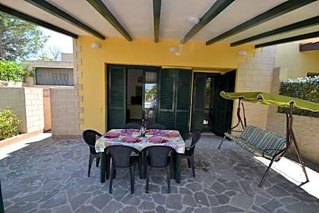 Gianira villa with shaded garden and Pt58 air conditioning