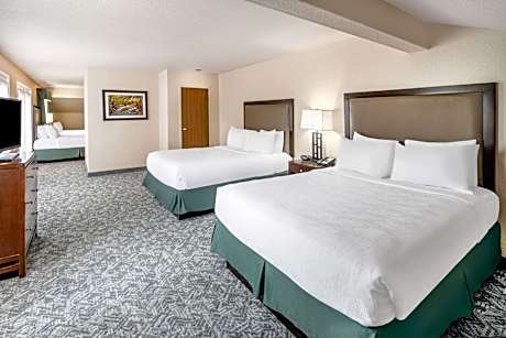 Suite with One King Bed and Two Queen Beds - Non-Smoking