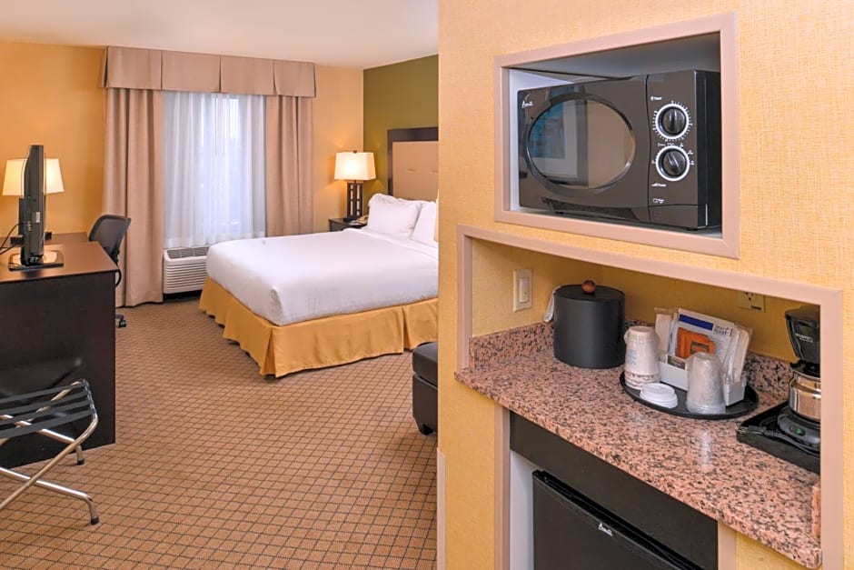 Holiday Inn Express Woodland By IHG