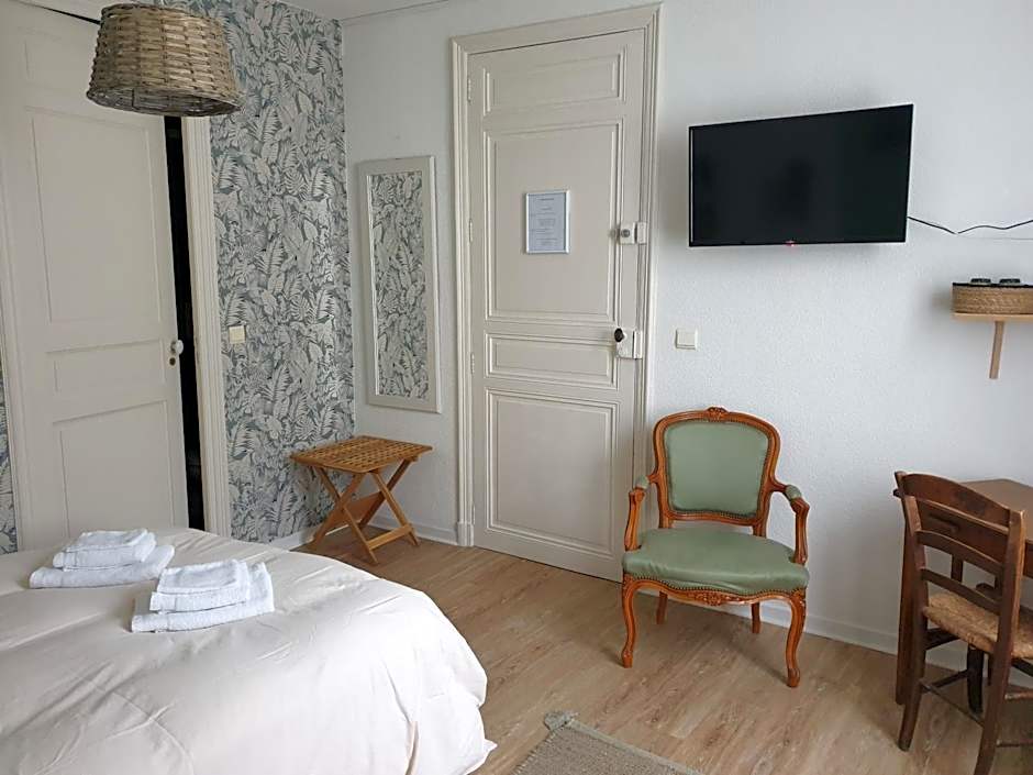 Chambres d'Hôtes et Gîtes- L'Abri sous Roche