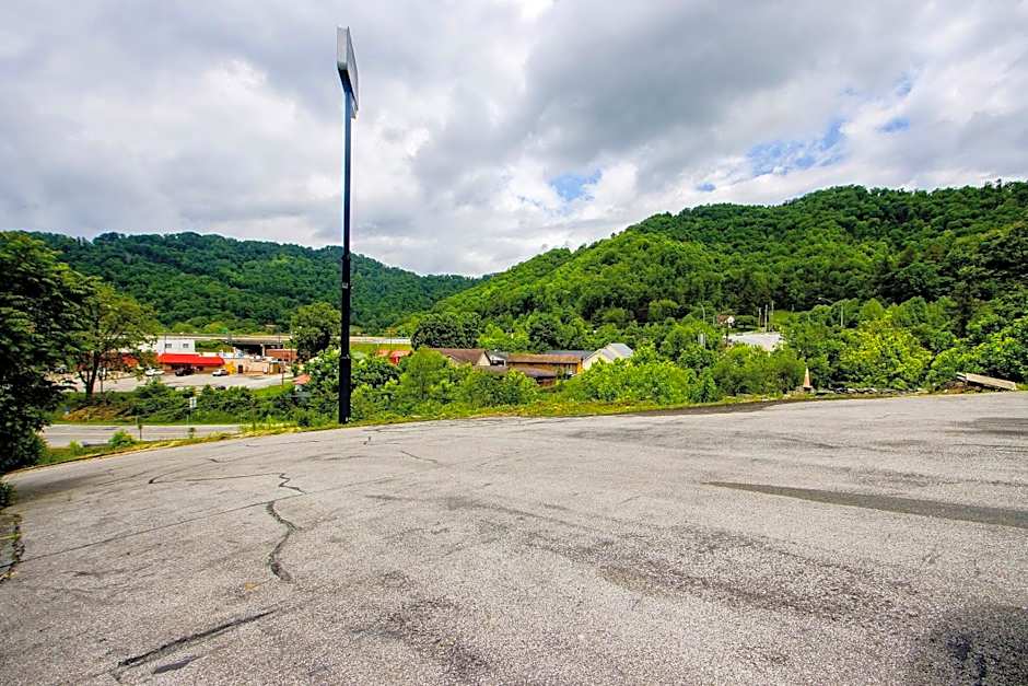 OYO Hotel Chapmanville Inn, WV - Hwy 119