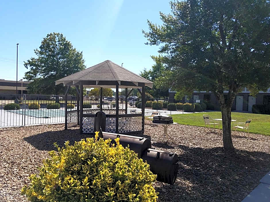 Super 8 by Wyndham Bentonville