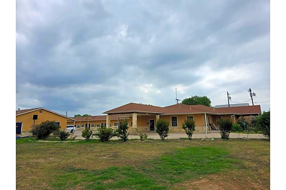 Atria Inn & Suites By OYO, Jourdanton, TX