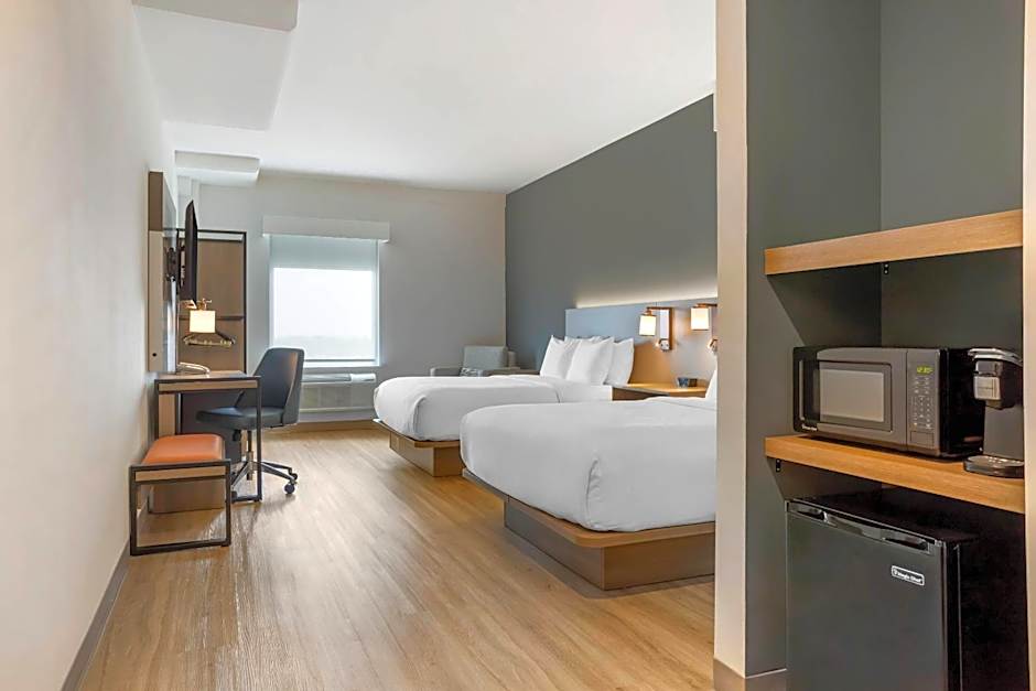 Comfort Inn & Suites Newark Liberty International Airport
