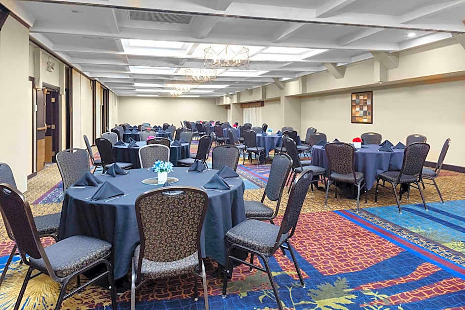 Embassy Suites by Hilton Kansas City Plaza
