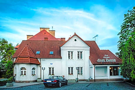 Dom Goscinny Bialy Dworek