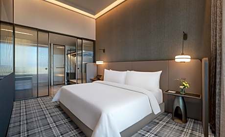 Club 2 Bay Suite with Complementary - Lounge Access (High Tea & Happy Hours), 4 pieces Laundry per Day and Two-way Airport Transfers