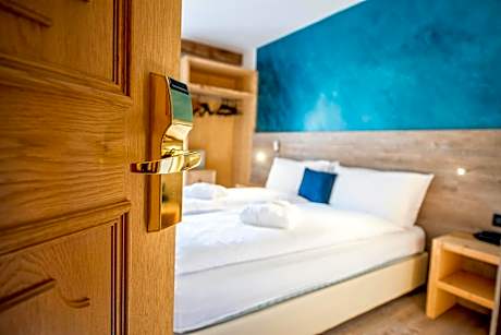 Double or Twin Room with Mountain View