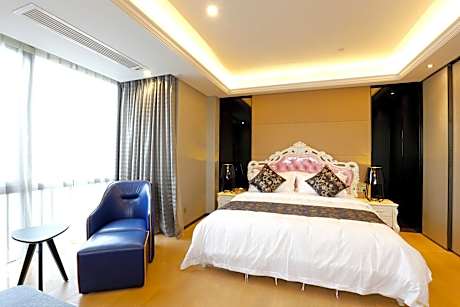 Deluxe Studio with Queen Bed