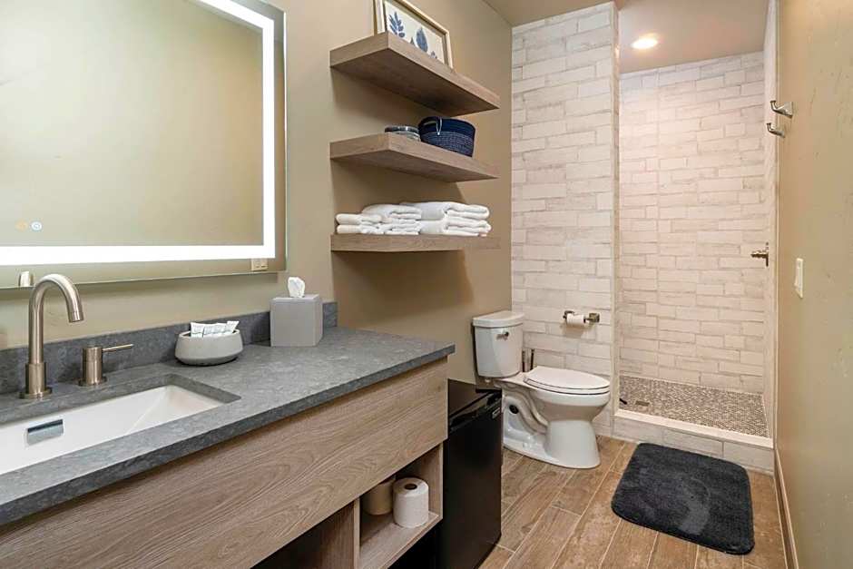 Ski Inn Taphouse Hotel