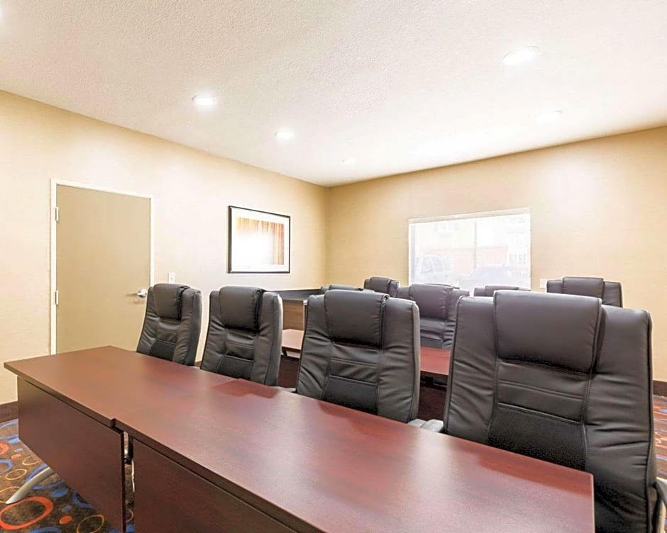 Econo Lodge Inn & Suites East Houston I-10