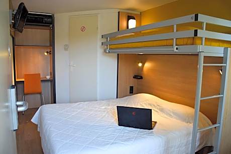 Triple Room (1 Double Bed + 1 Single Bed)