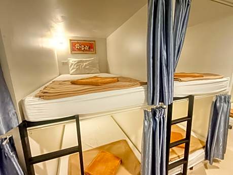 Single Bed in Mixed Dormitory Room