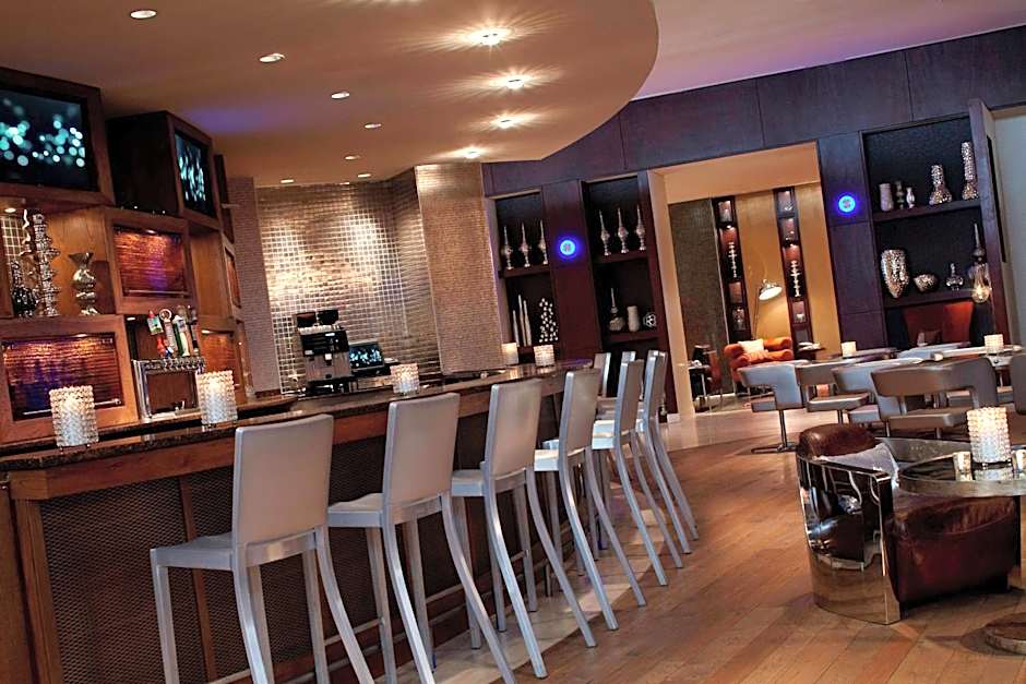 Renaissance by Marriott St. Louis Airport Hotel