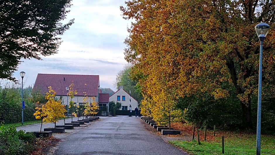 Het Huys Ewijk mooi luxe en een laadpaal