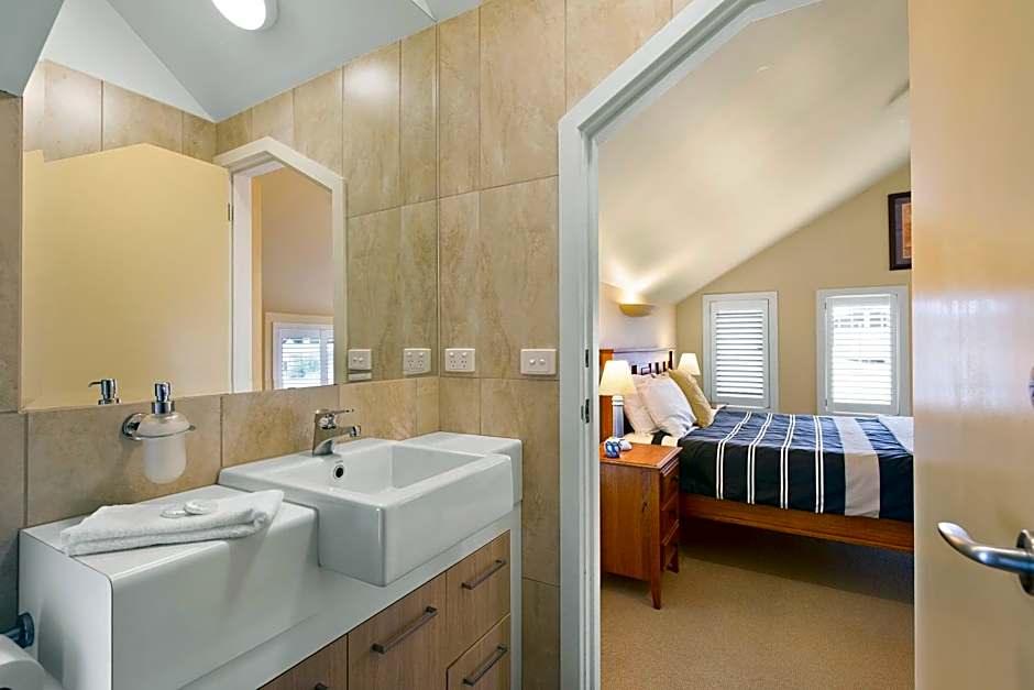 Captains at the Bay Bed & Breakfast