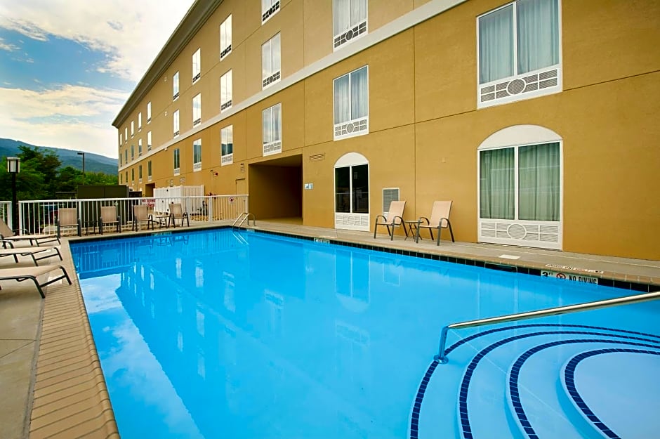 Holiday Inn Express & Suites Caryville, an IHG Hotel
