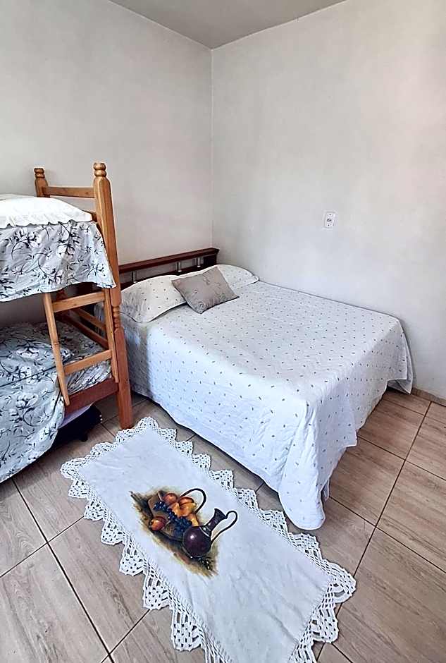 KITNET S2 em TORRES-RS - Na mais bela praia Gaúcha - Cozinha - Banheiro - Ar condicionado - TV smart 32' - Wi-Fi - Estacionamento - Anfitriã Superhost no BnB