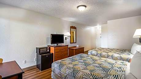 Deluxe Queen Room with Two Queen Beds - Smoking