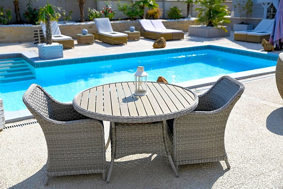 Gîte de la Villa de la Croix avec piscine et parking à 4 minutes de l'A26