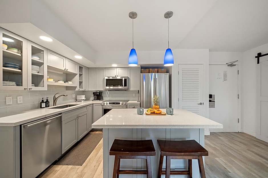 Renovated Condo - 3 Min Walk to Toes in the Sand!