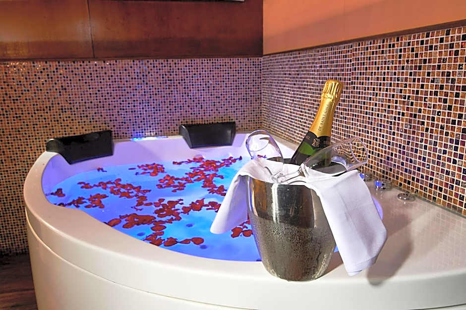 Le VIP Paris - Yacht Hotel