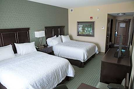 Studio Two Queen Beds