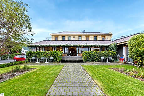 The Grand Hotel & Bar - Akaroa